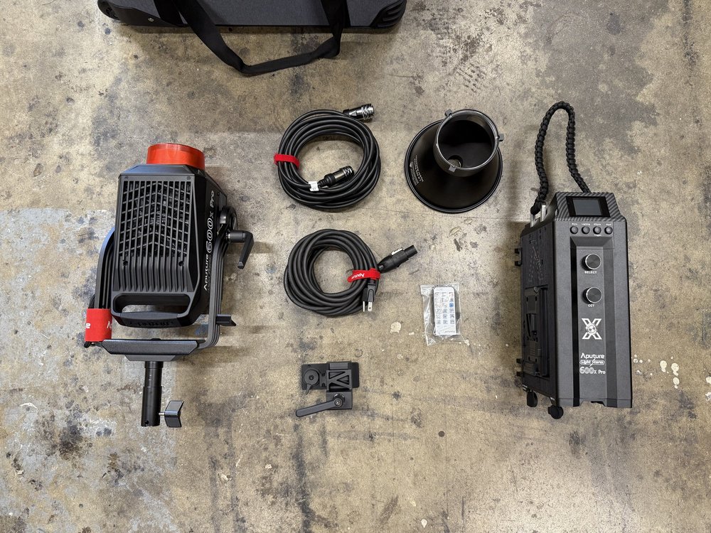 Aputure 600x Pro rental case contents